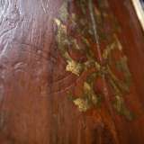 ... che sui pannelli di legno conserva i contorni a motivi dorati di un disegno ormai sbiadito